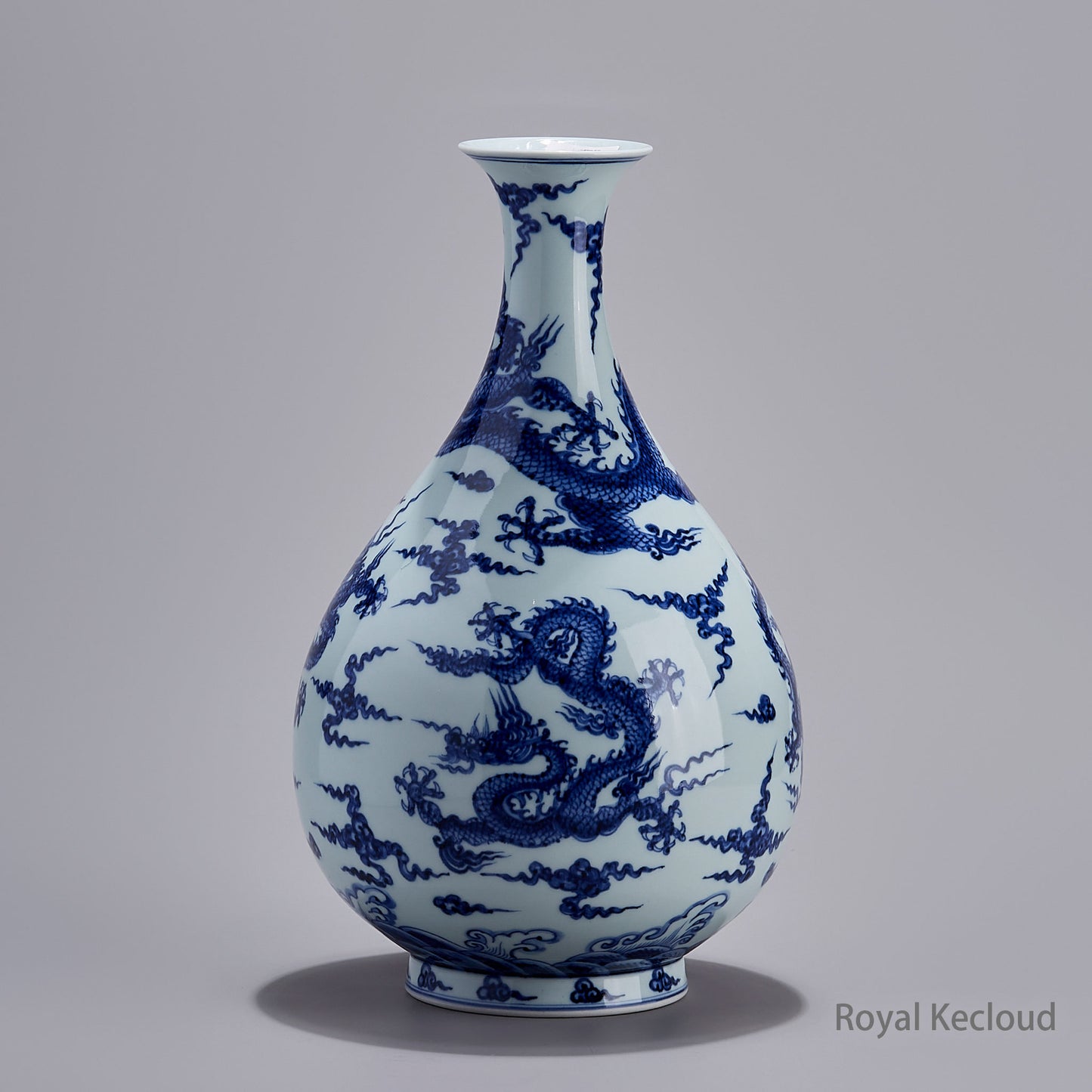 Jingdezhen Handmade Blue-and-white Pear-Shaped 'Dragon' Vase