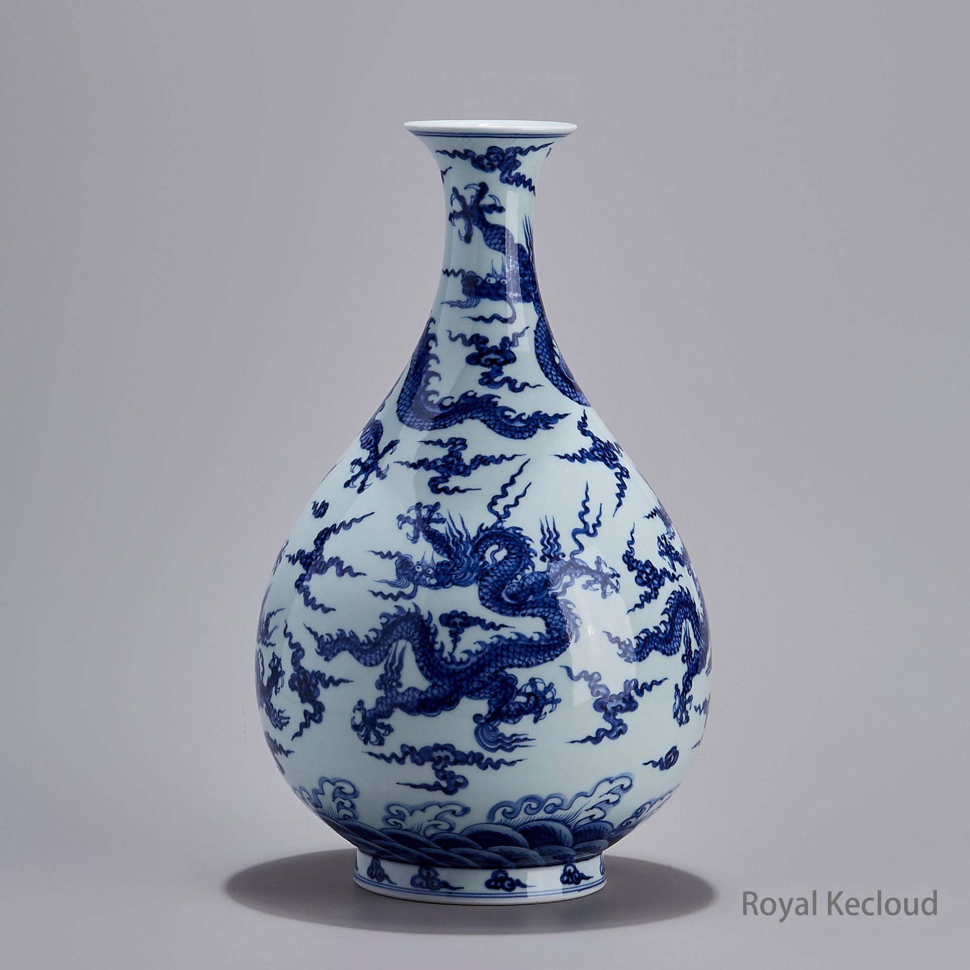 Jingdezhen Handmade Blue-and-white Pear-Shaped 'Dragon' Vase