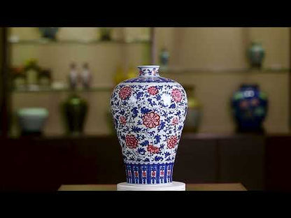Vase Prunus bleu et blanc en porcelaine royale chinoise antique avec motif de lotus imbriqués en rouge sous-émaillé